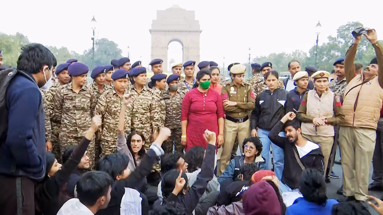 दिल्ली में बढ़ते वायु प्रदूषण को लेकर प्रोटेस्ट