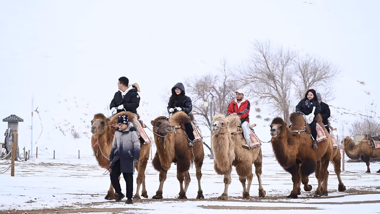 डुनहुआंग में इस सर्दी की पहली बर्फ़बारी हुई
