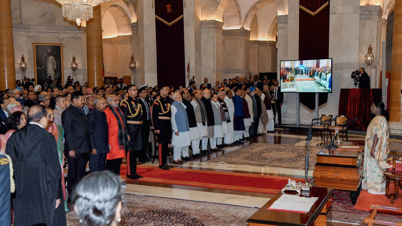 जस्टिस सूर्यकांत को दिलाई शपथ