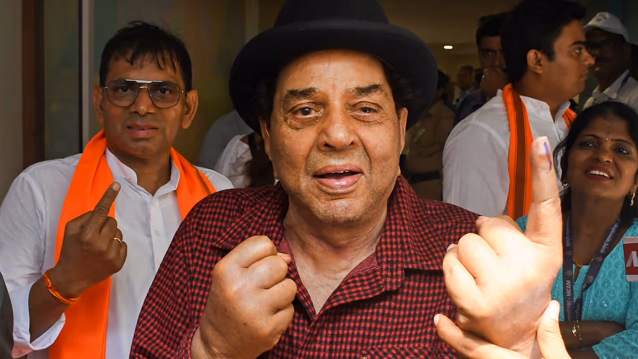 ধর্মেন্দ্রর শেষ ছবির নাম কী?