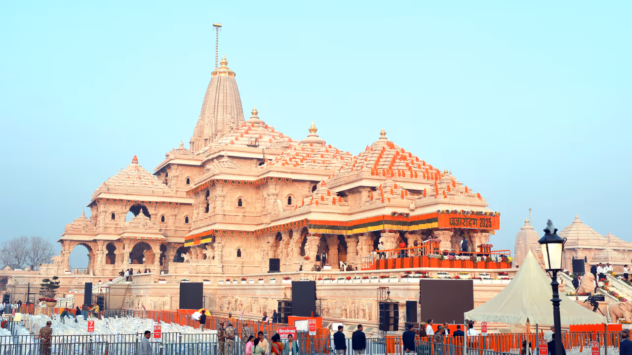 पंतप्रधान नरेंद्र मोदींच्या हस्ते ध्वजारोहण