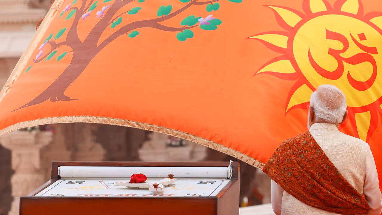 मोदी ध्वजा को एकटक निहारते रहे मोदी ध्वजा को एकटक निहारते रहे