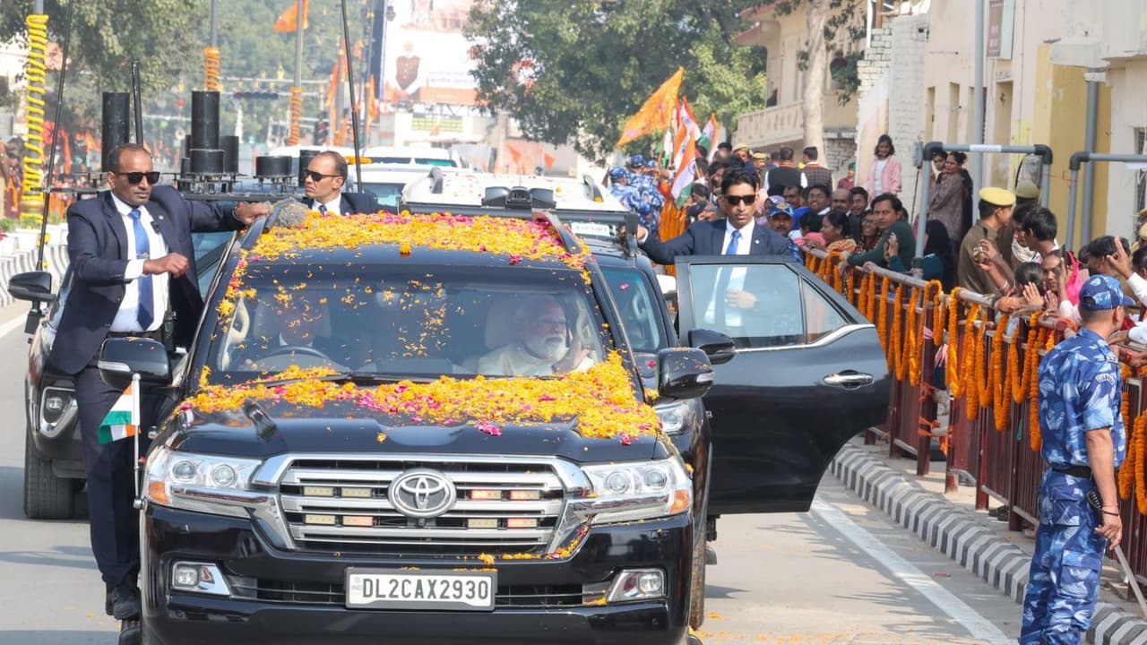 रामनगरी में पीएम मोदी का भव्य रोड शो
