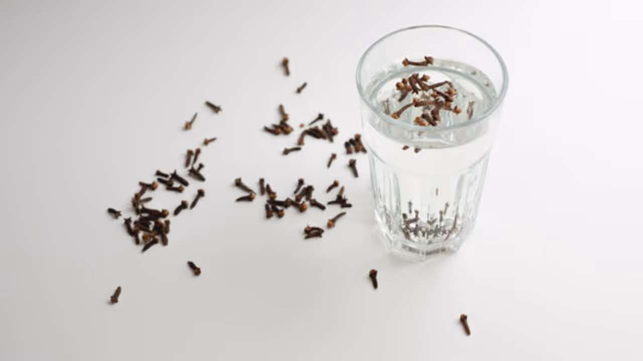 രാവിലെ വെറും വയറ്റില് ഗ്രാമ്പൂ ചേര്ത്ത വെള്ളം കുടിക്കൂ, അറിയാം ഗുണങ്ങള് രാവിലെ വെറും വയറ്റില് ഗ്രാമ്പൂ ചേര്ത്ത വെള്ളം കുടിക്കൂ, അറിയാം ഗുണങ്ങള്