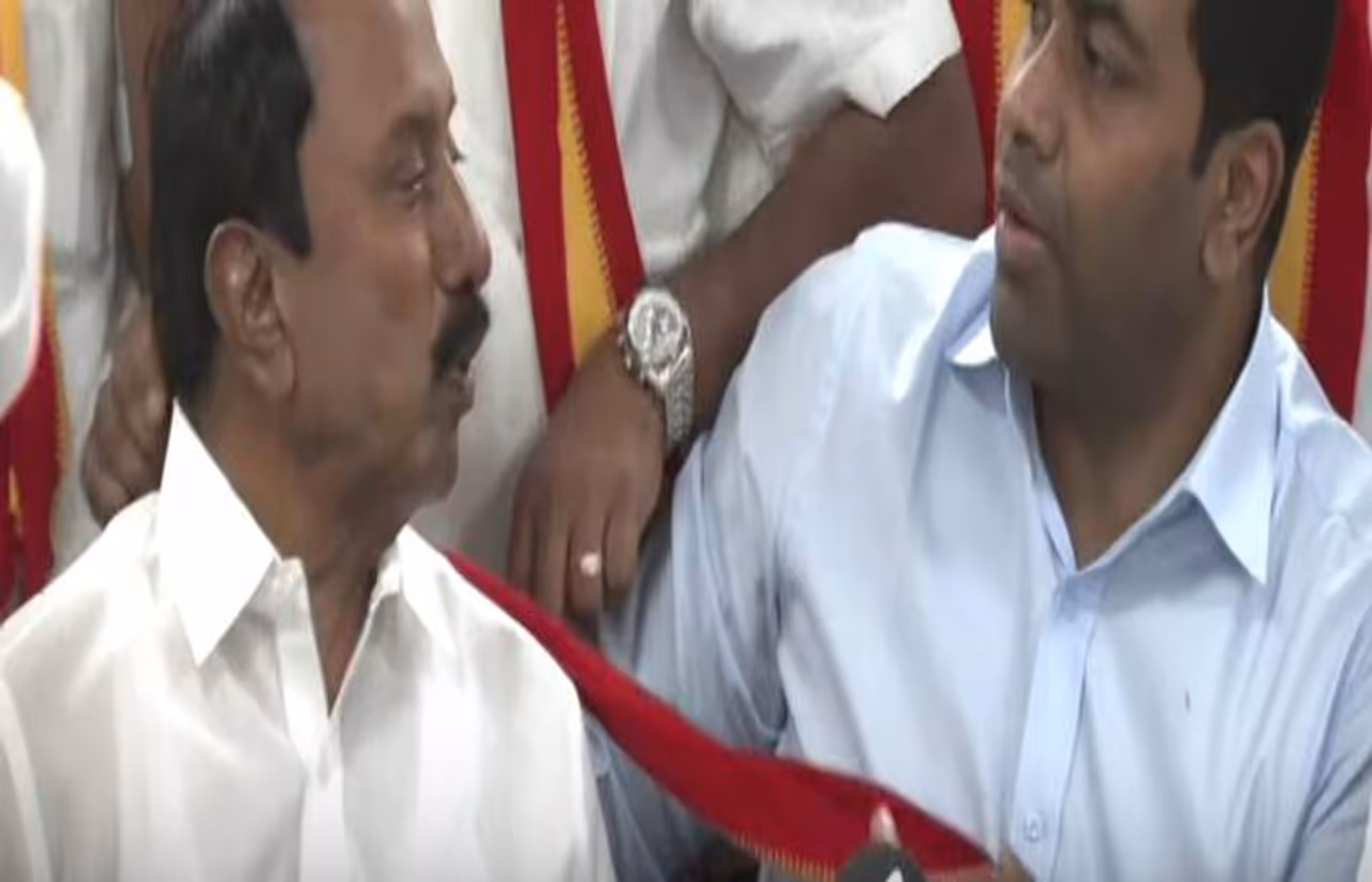 தவெகவில் இணைந்த செங்கோட்டையன் தவெகவில் இணைந்த செங்கோட்டையன்