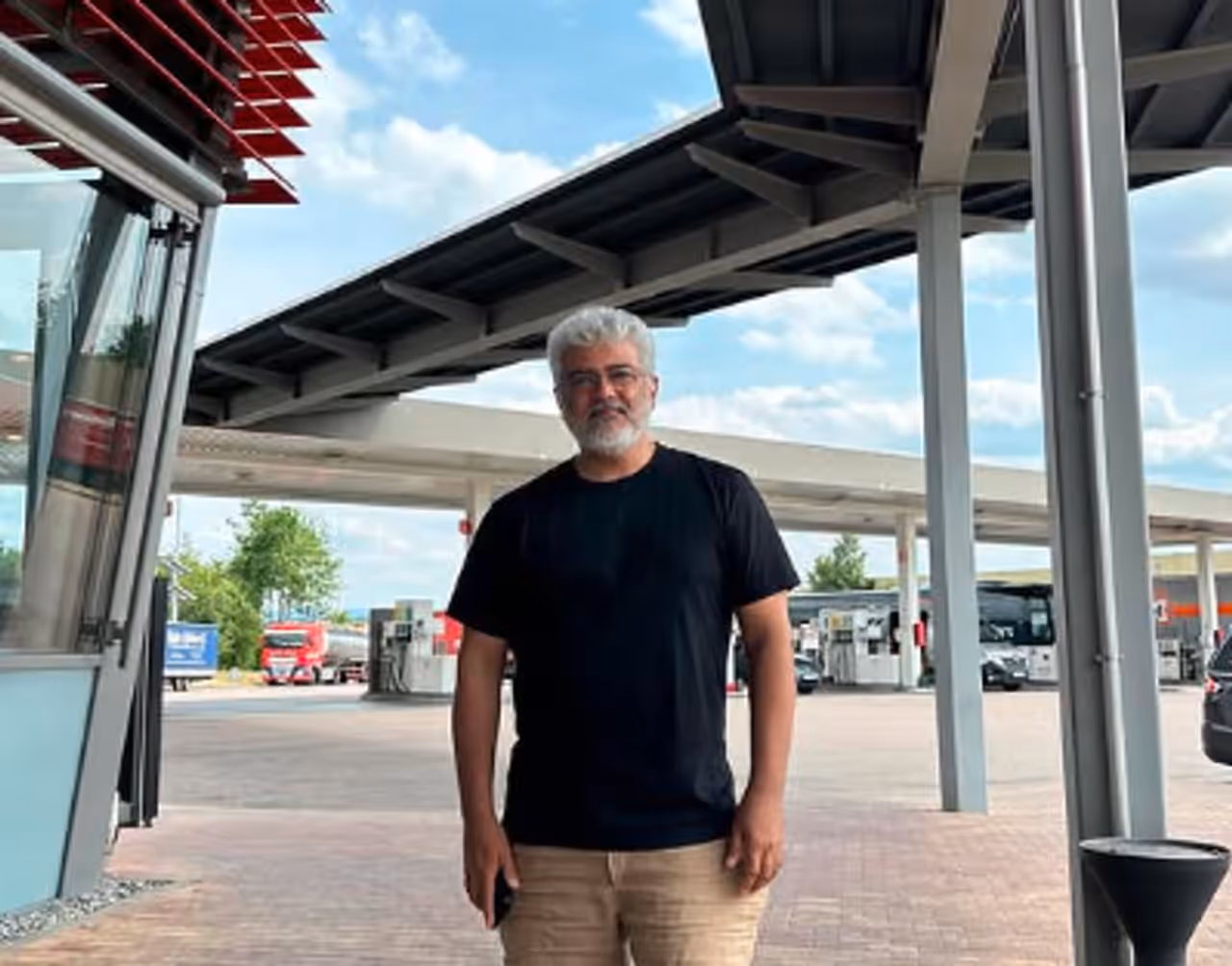 ದುಬೈನಲ್ಲಿರುವ ನಟ ಅಜಿತ್ ದುಬೈನಲ್ಲಿರುವ ನಟ ಅಜಿತ್