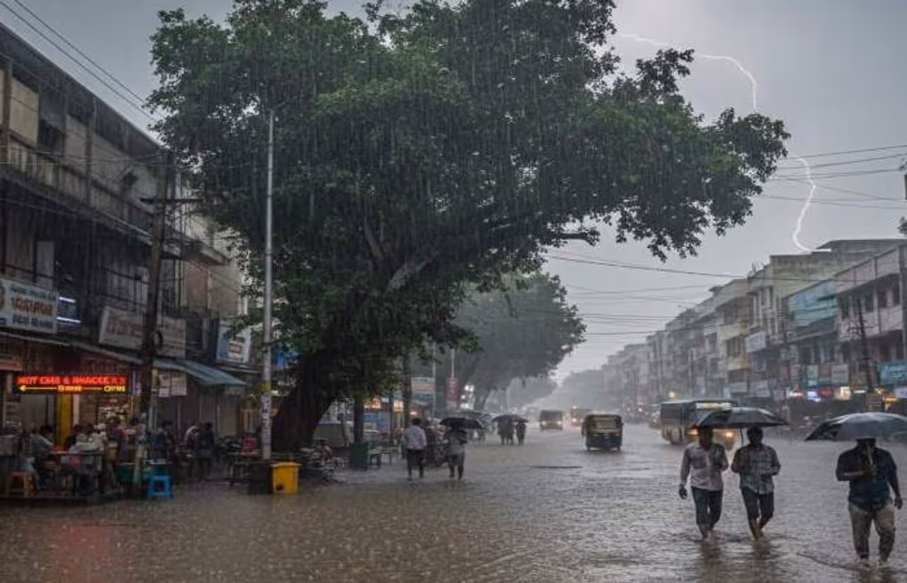 சென்னையில் வெளுத்து வாங்கும் கனமழை