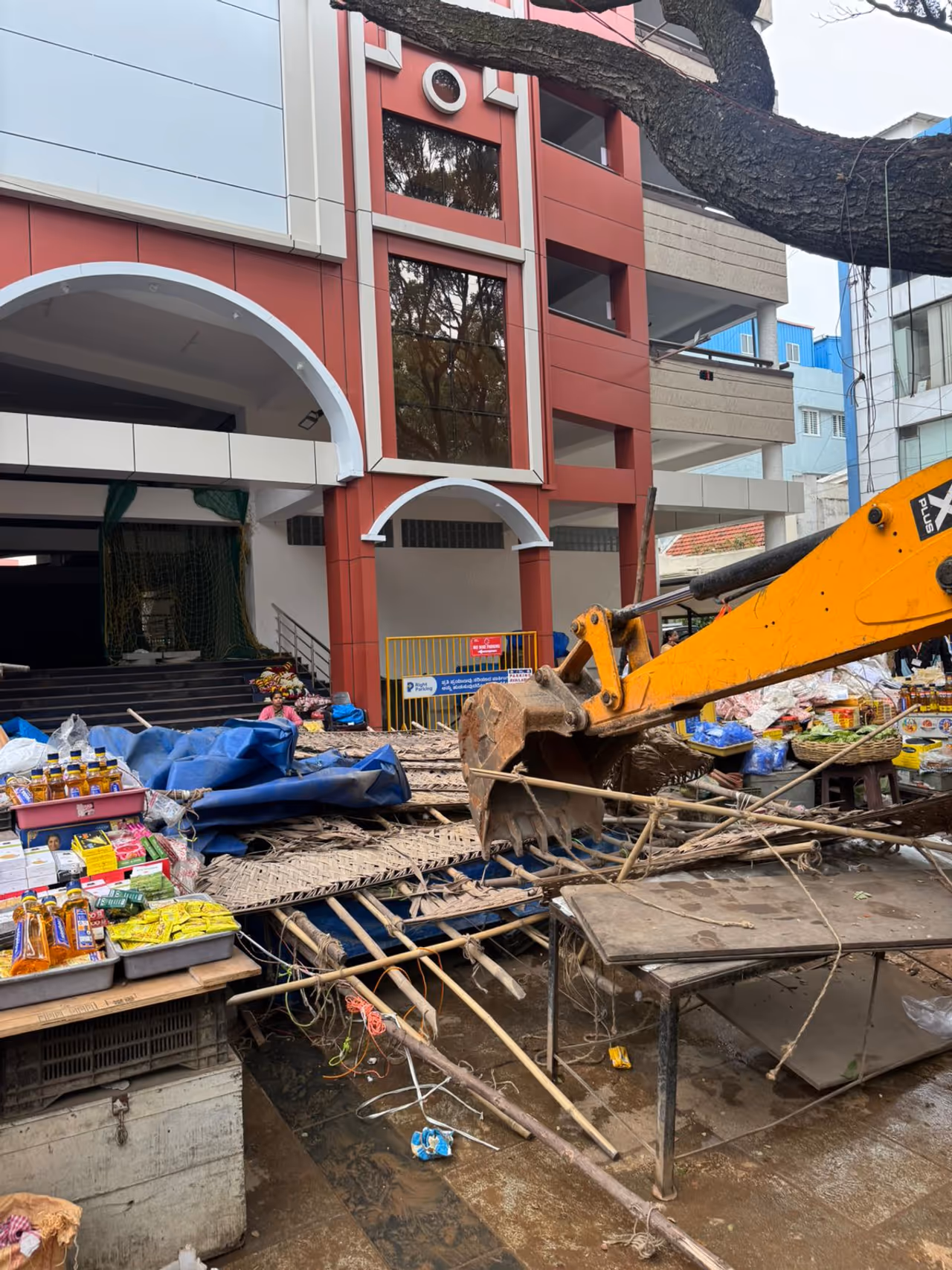 ಜೆಸಿಬಿಗಳ ಮೂಲಕ ನೆಲಸಮ