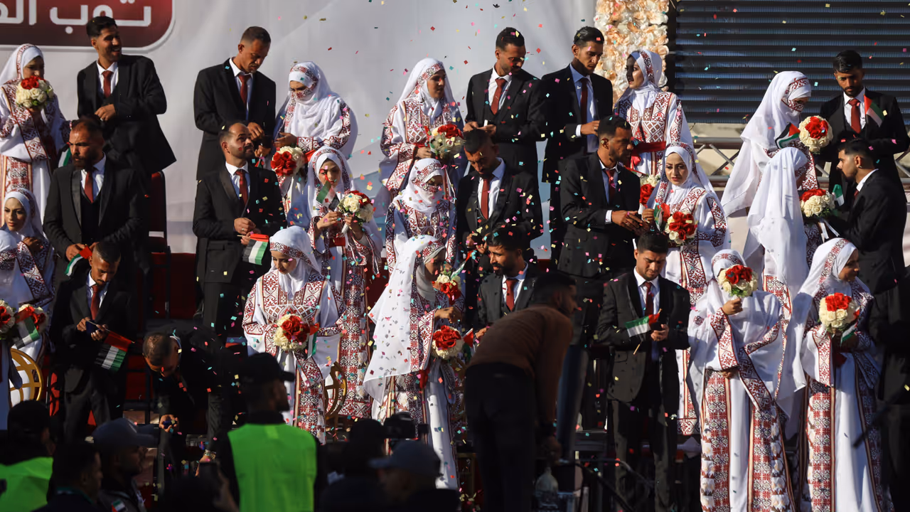 युद्ध की तबाही के बीच जिंदगी का जश्न