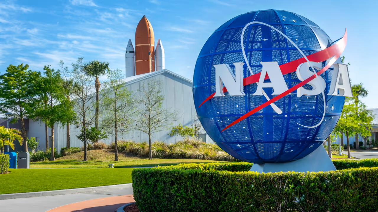 நிலாவில் பெயரைப் பதிவுசெய்யலாம்!