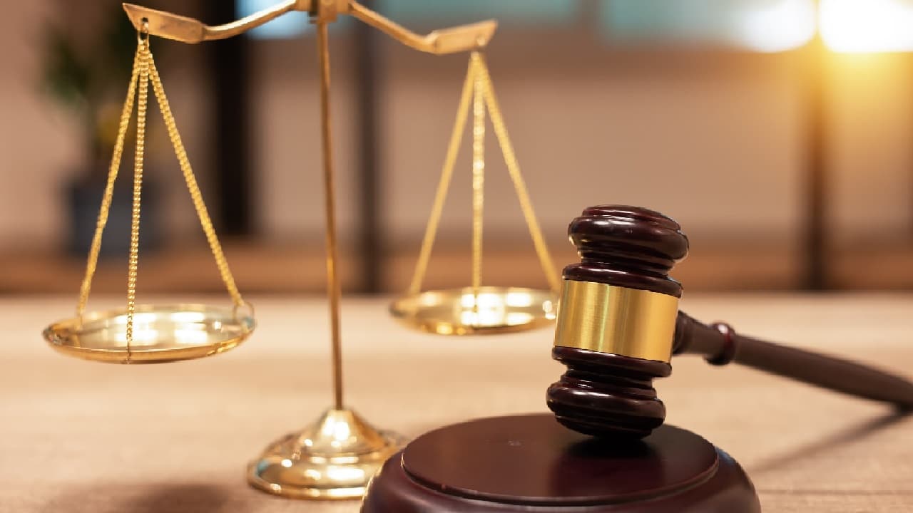 सावधान! तुमच्या या ५ चुकांमुळे हक्काची जमीन किंवा घर होऊ शकतं जप्त सावधान! तुमच्या या ५ चुकांमुळे हक्काची जमीन किंवा घर होऊ शकतं जप्त