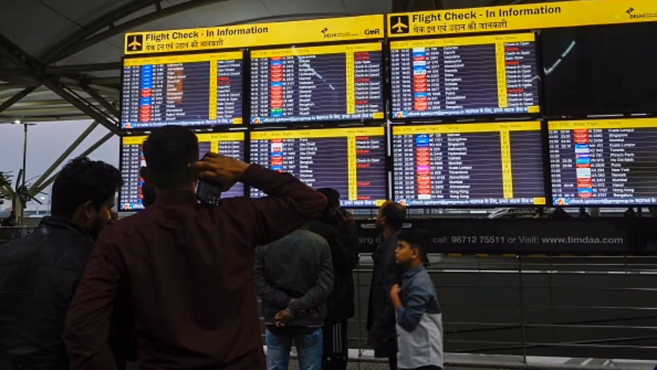 குழந்தை குட்டிகளுடன் தவிக்கும் விமான பயணிகள் குழந்தை குட்டிகளுடன் தவிக்கும் விமான பயணிகள்