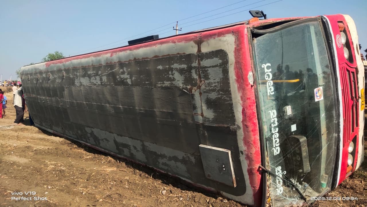 ಕೆಕೆಆರ್ಟಿಸಿ ಬಸ್ ಪಲ್ಟಿ 15 ವಿದ್ಯಾರ್ಥಿಗಳಿಗೆ ಗಾಯ ಕೆಕೆಆರ್ಟಿಸಿ ಬಸ್ ಪಲ್ಟಿ 15 ವಿದ್ಯಾರ್ಥಿಗಳಿಗೆ ಗಾಯ