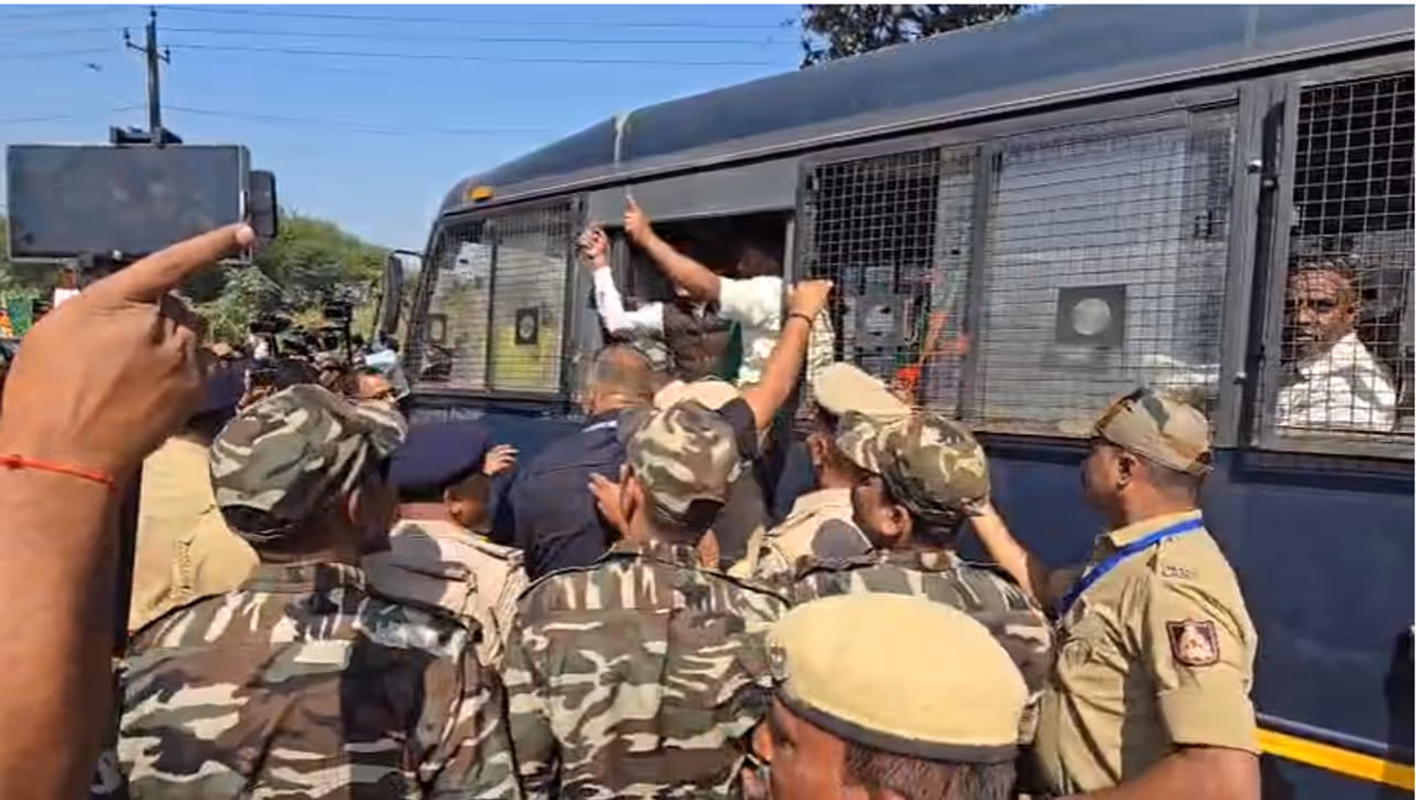 ಬಿಜೆಪಿ ನಾಯಕರಿಂದ ಸುವರ್ಣ ಸೌಧ ಮುತ್ತಿಗೆ ಯತ್ನ ಬಿಜೆಪಿ ನಾಯಕರಿಂದ ಸುವರ್ಣ ಸೌಧ ಮುತ್ತಿಗೆ ಯತ್ನ