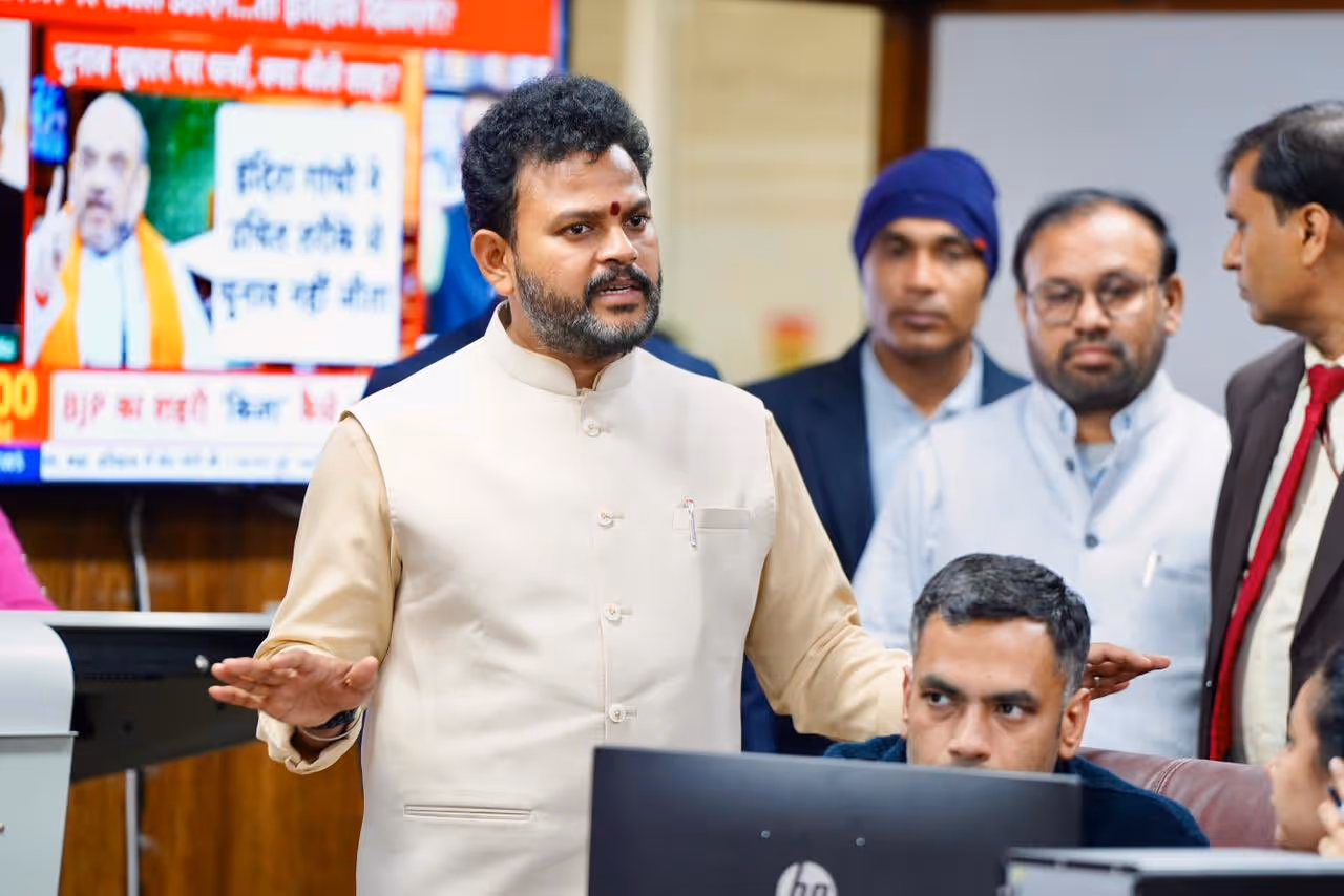 ఇండిగోకు షాక్: 10 శాతం విమానాలు రద్దు.. రంగంలోకి ప్రత్యేక టీమ్ ఇండిగోకు షాక్: 10 శాతం విమానాలు రద్దు.. రంగంలోకి ప్రత్యేక టీమ్