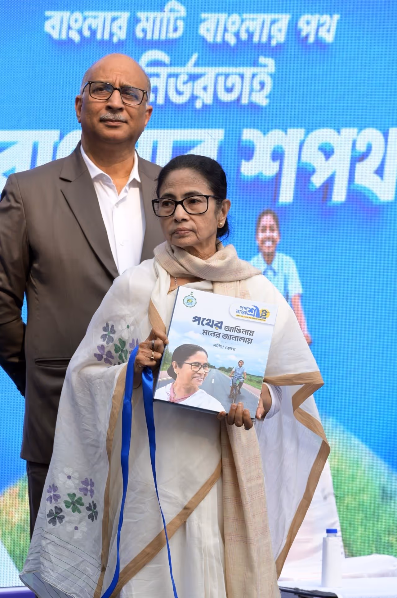 ব্যবসায়ীদের পাশে মুখ্যমন্ত্রী মমতা বন্দ্যোপাধ্যায় ব্যবসায়ীদের পাশে মুখ্যমন্ত্রী মমতা বন্দ্যোপাধ্যায়