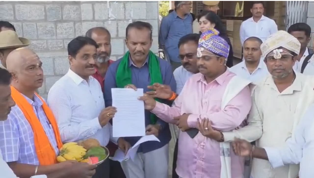 ಹೆಣ್ಣು ಕೇಳಲು ಡಿಸಿ ಕಚೇರಿಗೆ ಬಂದ ರೈತರ ಮಕ್ಕಳು ಹೆಣ್ಣು ಕೇಳಲು ಡಿಸಿ ಕಚೇರಿಗೆ ಬಂದ ರೈತರ ಮಕ್ಕಳು