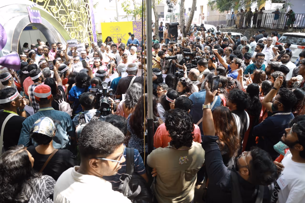 'അവൾക്കൊപ്പം' 'അവൾക്കൊപ്പം'