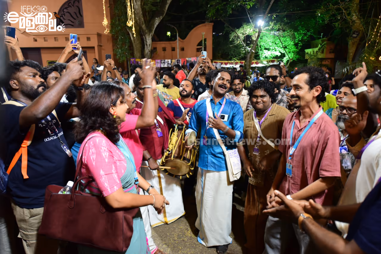 'പെണ്ണും പൊറാട്ടു'മിന് നിറഞ്ഞ സദസ് 'പെണ്ണും പൊറാട്ടു'മിന് നിറഞ്ഞ സദസ്
