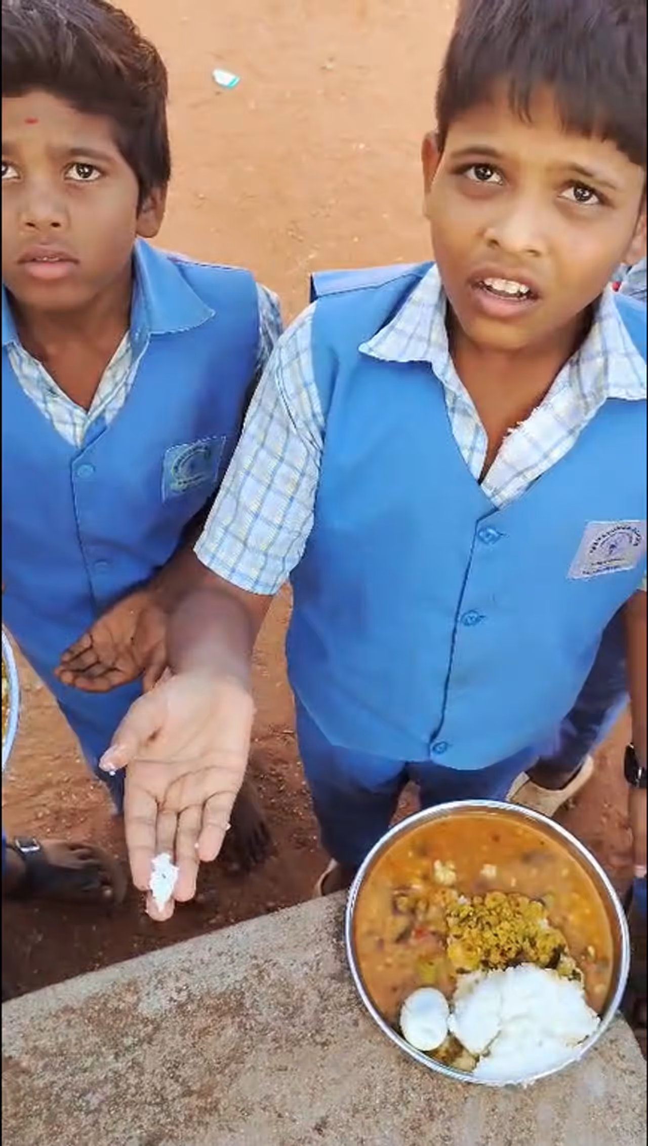 ಬಿಸಿಯೂಟದಲ್ಲಿ ಹುಳು ಬಿಸಿಯೂಟದಲ್ಲಿ ಹುಳು