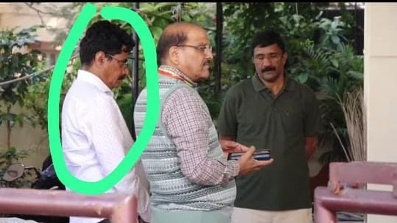 ಪರಮ ಭ್ರಷ್ಟ ಅಧಿಕಾರಿ ಮನೆ ಮೇಲೆ ಲೋಕಾ ದಾಳಿ ಪರಮ ಭ್ರಷ್ಟ ಅಧಿಕಾರಿ ಮನೆ ಮೇಲೆ ಲೋಕಾ ದಾಳಿ