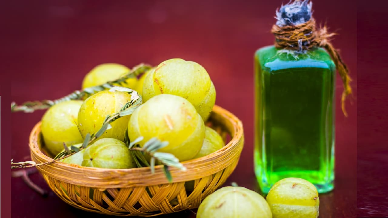 జుట్టు రాలకుండా అడ్డుకునే ఉసిరి జుట్టు రాలకుండా అడ్డుకునే ఉసిరి