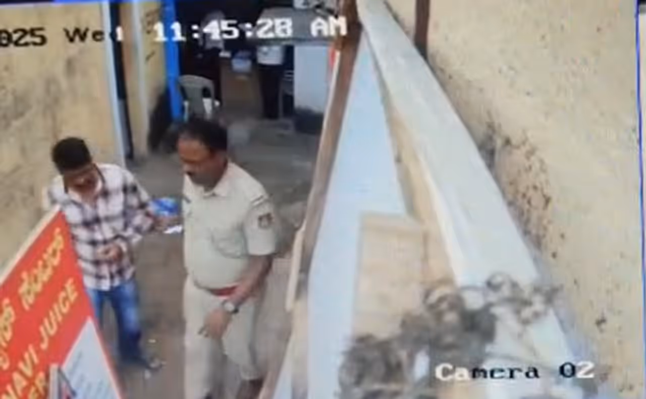ಹಣ ವಸೂಲಿ ಮಾಡಿದ್ದ ಪೊಲೀಸ್ ಅಧಿಕಾರಿ ಹಣ ವಸೂಲಿ ಮಾಡಿದ್ದ ಪೊಲೀಸ್ ಅಧಿಕಾರಿ