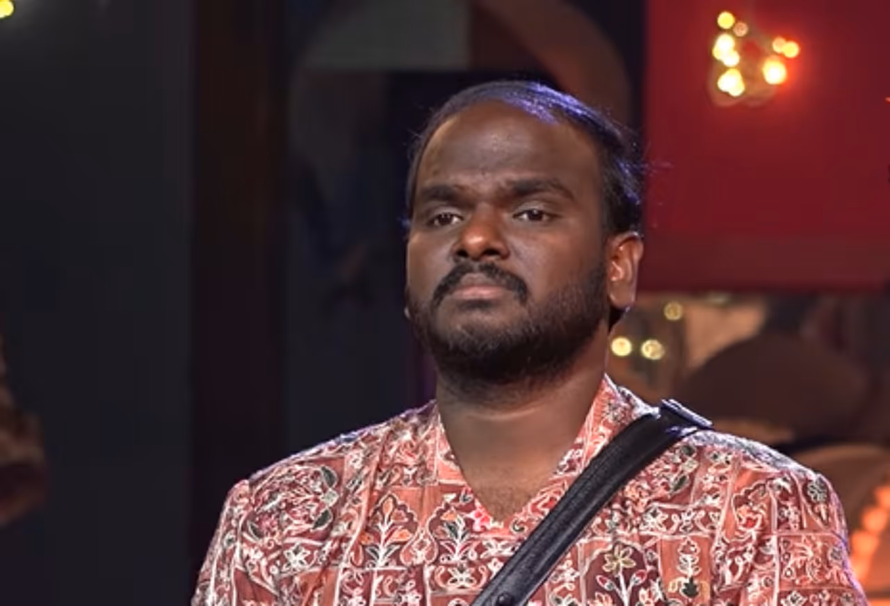 నవ్వులు పూయిస్తోన్న ఇమ్మాన్యుయెల్ నవ్వులు పూయిస్తోన్న ఇమ్మాన్యుయెల్