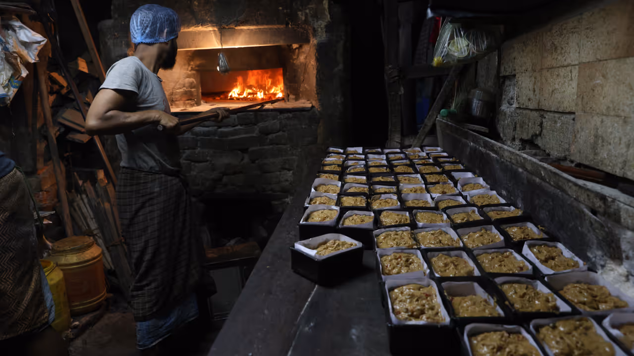 This 200 Year Old Kolkata Bakery Still Bakes Christmas Cakes on Firewood This 200 Year Old Kolkata Bakery Still Bakes Christmas Cakes on Firewood