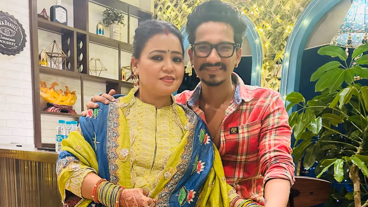 ಪಾಪಾರಾಜಿಗಳ ನಗೆಗಡಲಲ್ಲಿ ತೇಲಿಸಿದ ಭಾರ್ತಿ ಸಿಂಗ್ ಪಾಪಾರಾಜಿಗಳ ನಗೆಗಡಲಲ್ಲಿ ತೇಲಿಸಿದ ಭಾರ್ತಿ ಸಿಂಗ್