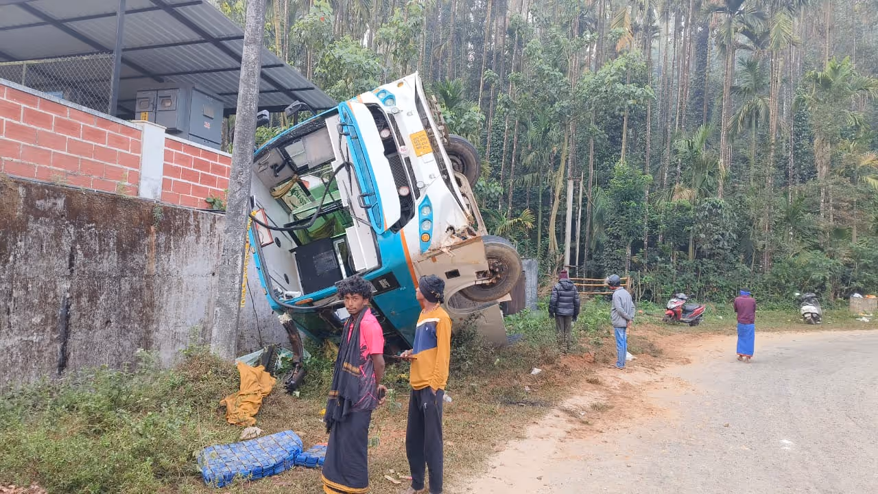 ಬಸ್ ಪಲ್ಟಿಯಾಗಿ ಮೂವರಿಗೆ ಗಂಭೀರ ಗಾಯ ಬಸ್ ಪಲ್ಟಿಯಾಗಿ ಮೂವರಿಗೆ ಗಂಭೀರ ಗಾಯ