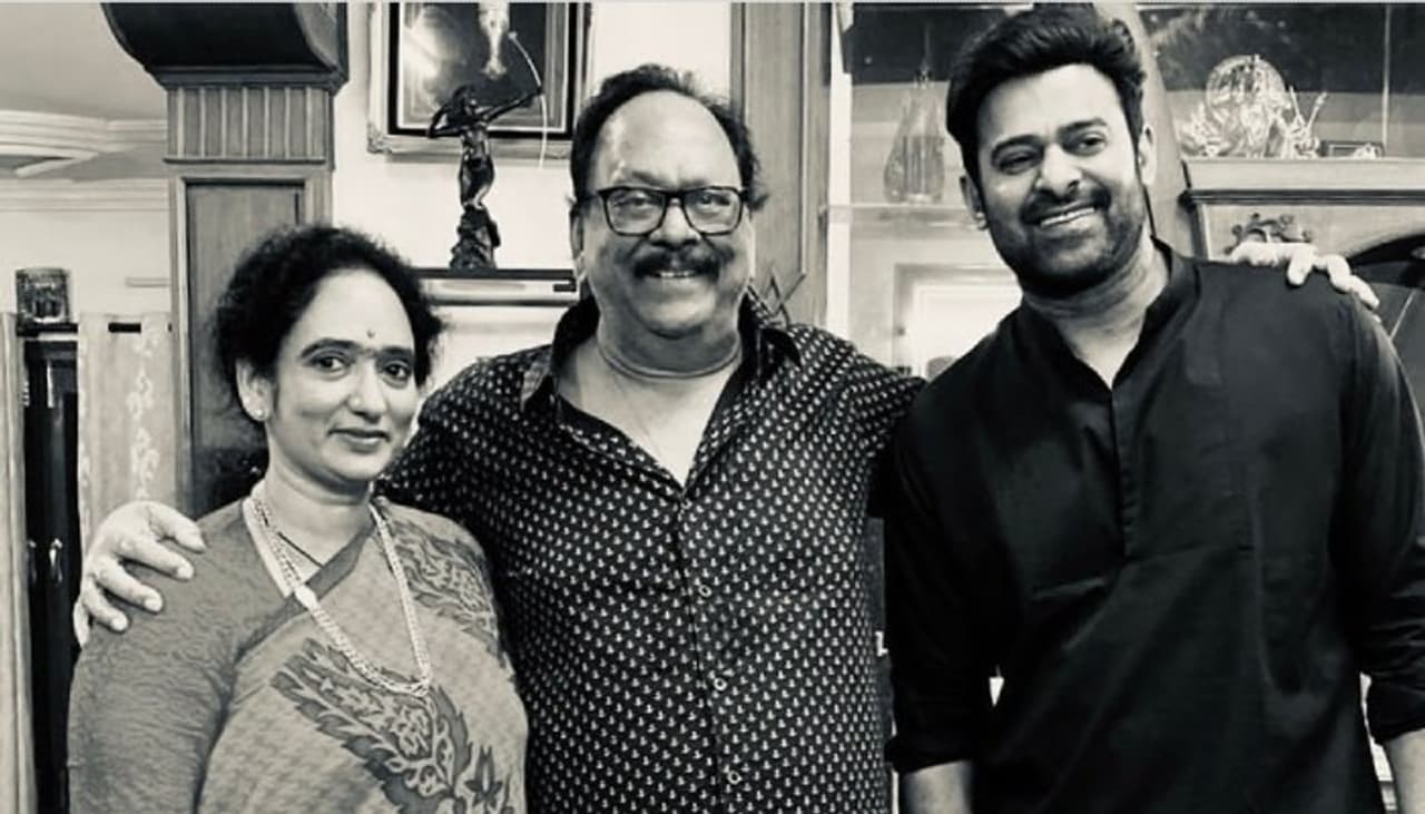 కృష్ణంరాజు వారసుడిగా ప్రభాస్ ఎంట్రీ కృష్ణంరాజు వారసుడిగా ప్రభాస్ ఎంట్రీ