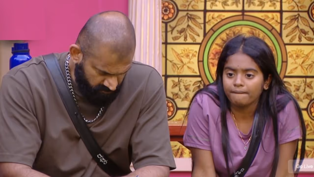 ಸೋಫಾ ಮೇಲೆ ಕೂತಿದ್ದರು ಸೋಫಾ ಮೇಲೆ ಕೂತಿದ್ದರು