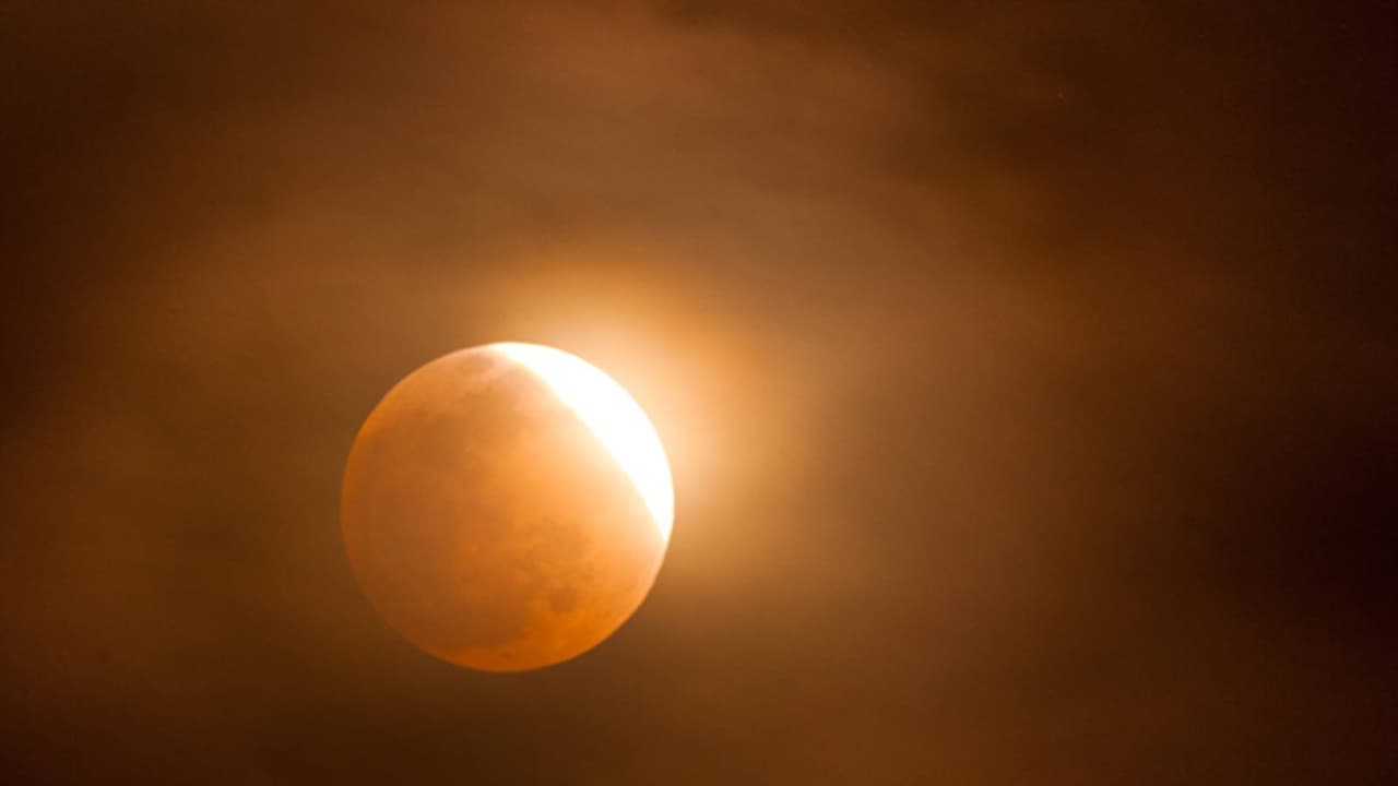 जानें 2026 के पहले चंद्र ग्रहण से जुड़ी खास बातें जानें 2026 के पहले चंद्र ग्रहण से जुड़ी खास बातें