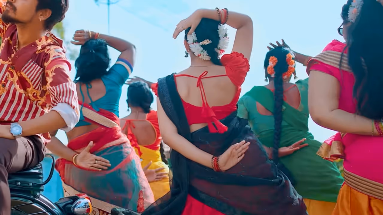 జనాల్లోకి దూసుకెళ్లిన జానపద సంచలనం జనాల్లోకి దూసుకెళ్లిన జానపద సంచలనం