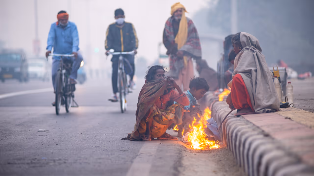 Delhi Faces Intense Cold Wave and Dense Morning Fog Delhi Faces Intense Cold Wave and Dense Morning Fog