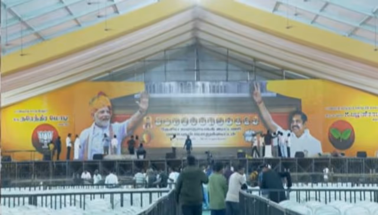 மோடி மேடையில் கூட்டணி கட்சி தலைவர்கள் மோடி மேடையில் கூட்டணி கட்சி தலைவர்கள்