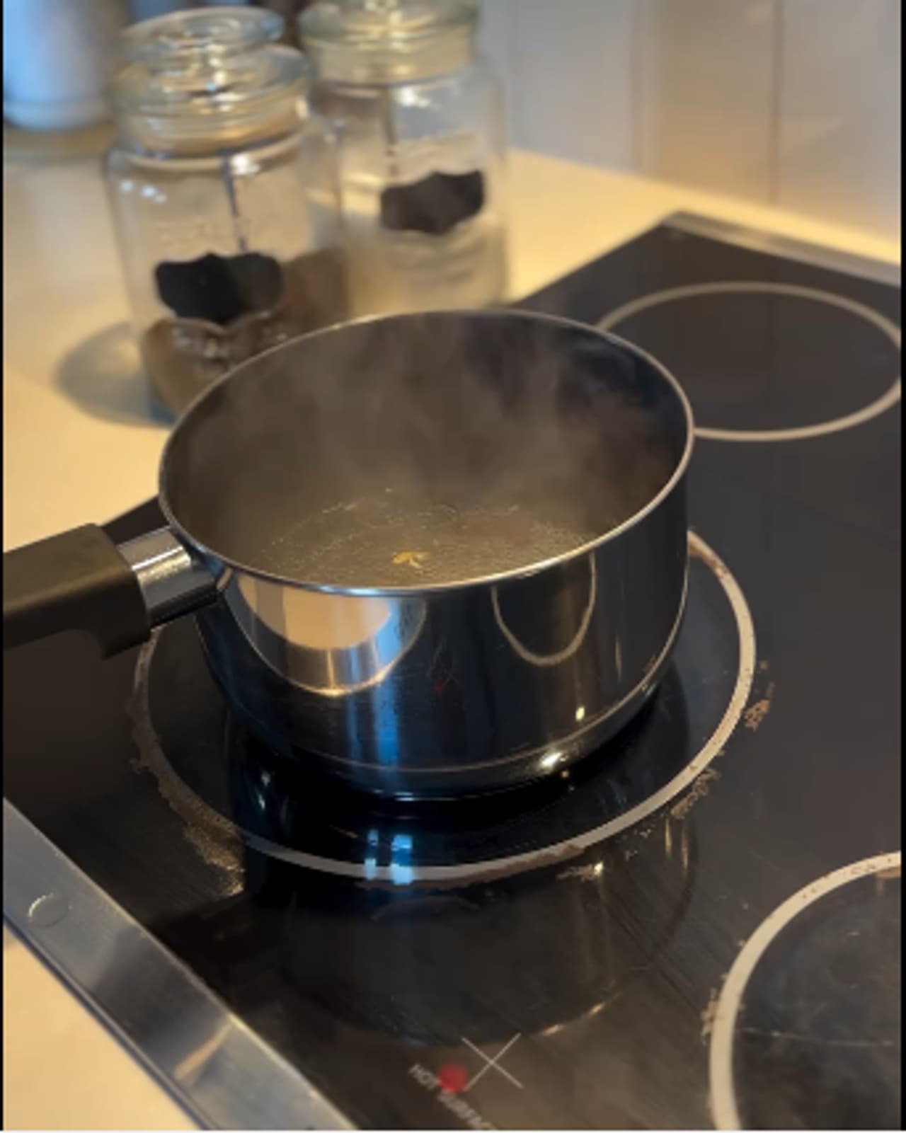 प्रत्येकजण थोडा वेगळा चहा बनवतो प्रत्येकजण थोडा वेगळा चहा बनवतो