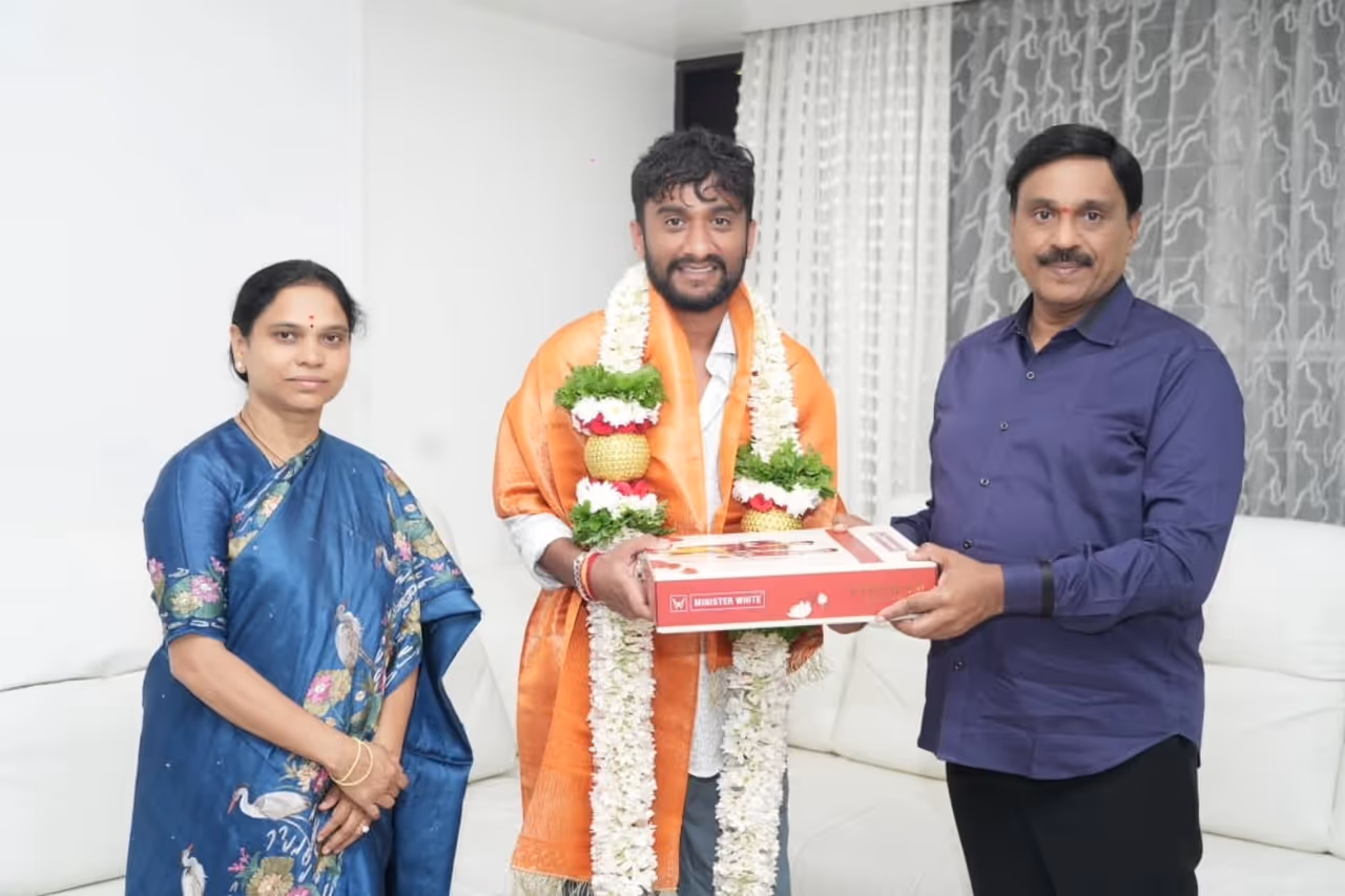 ಪಕ್ಷಬೇಧವಿಲ್ಲದೇ ಗಿಲ್ಲಿ ನಟನಿಗೆ ರಾಜಕಾಣಿಗಳ ಸನ್ಮಾನ ಪಕ್ಷಬೇಧವಿಲ್ಲದೇ ಗಿಲ್ಲಿ ನಟನಿಗೆ ರಾಜಕಾಣಿಗಳ ಸನ್ಮಾನ