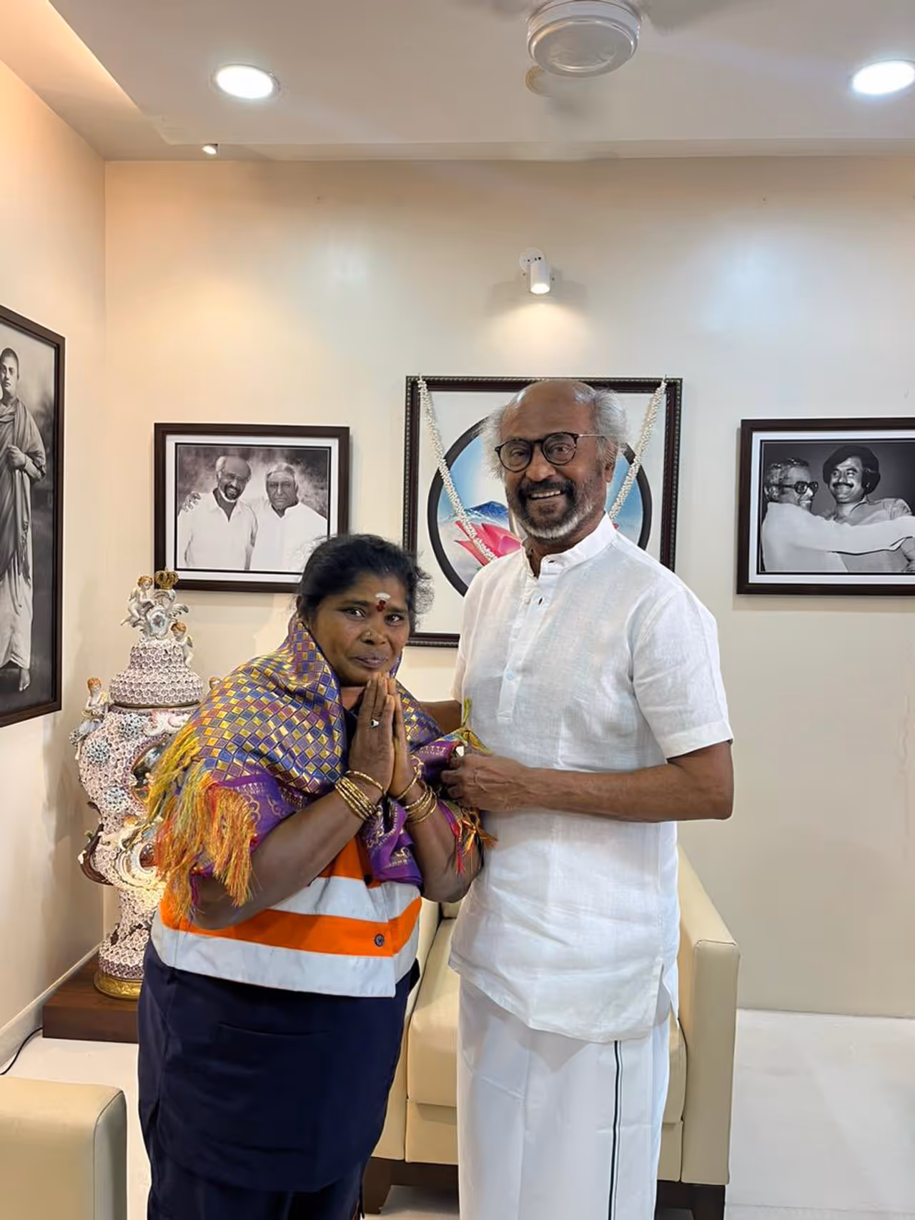 Rajinikanth Gifted Gold Chain to sanitation Worker Rajinikanth Gifted Gold Chain to sanitation Worker