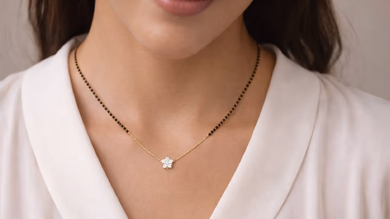 पारंपरिक नऊवारी साडीसाठी हे आहेत लेटेस्ट मंगळसूत्र डिझाईन, पाहून पडाल प्रेमात पारंपरिक नऊवारी साडीसाठी हे आहेत लेटेस्ट मंगळसूत्र डिझाईन, पाहून पडाल प्रेमात