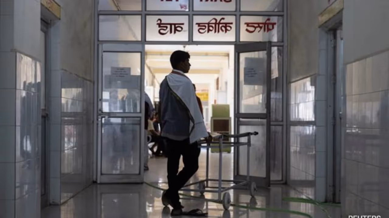 पलवल के छायंसा गांव में रहस्यमयी बीमारी का कहर: 15 दिनों में 12 मौतें, पानी पर गहराया शक पलवल के छायंसा गांव में रहस्यमयी बीमारी का कहर: 15 दिनों में 12 मौतें, पानी पर गहराया शक