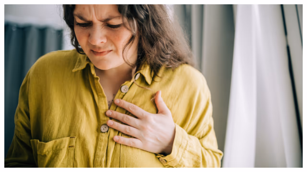 സ്ത്രീകളിലെ ഹൃദയാഘാതം; ഈ ലക്ഷണങ്ങളെ അവഗണിക്കരുത് സ്ത്രീകളിലെ ഹൃദയാഘാതം; ഈ ലക്ഷണങ്ങളെ അവഗണിക്കരുത്