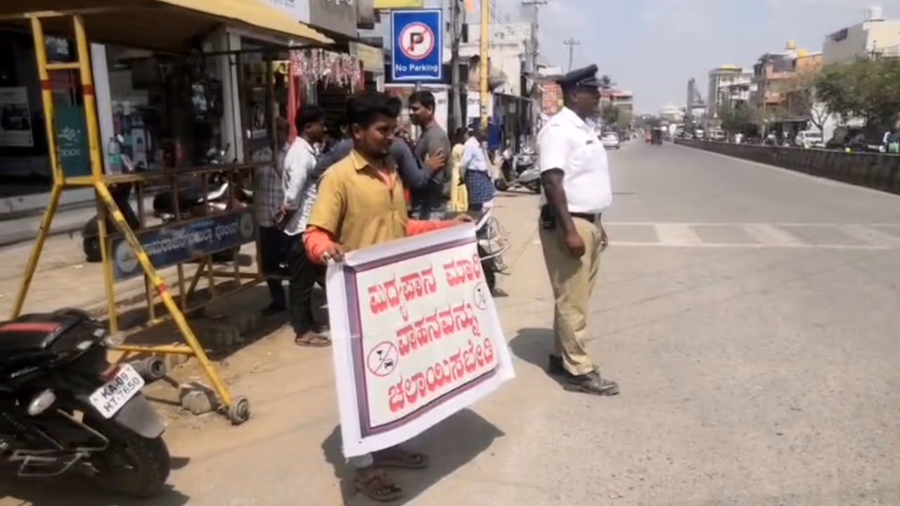 ಬೋರ್ಡ್ ಹಿಡಿದು ಜಾಗೃತಿ