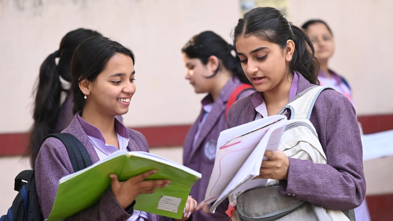 విద్యార్థులూ... ఎగ్జామ్స్ ఒత్తిడి తగ్గించుకోండిలా విద్యార్థులూ... ఎగ్జామ్స్ ఒత్తిడి తగ్గించుకోండిలా