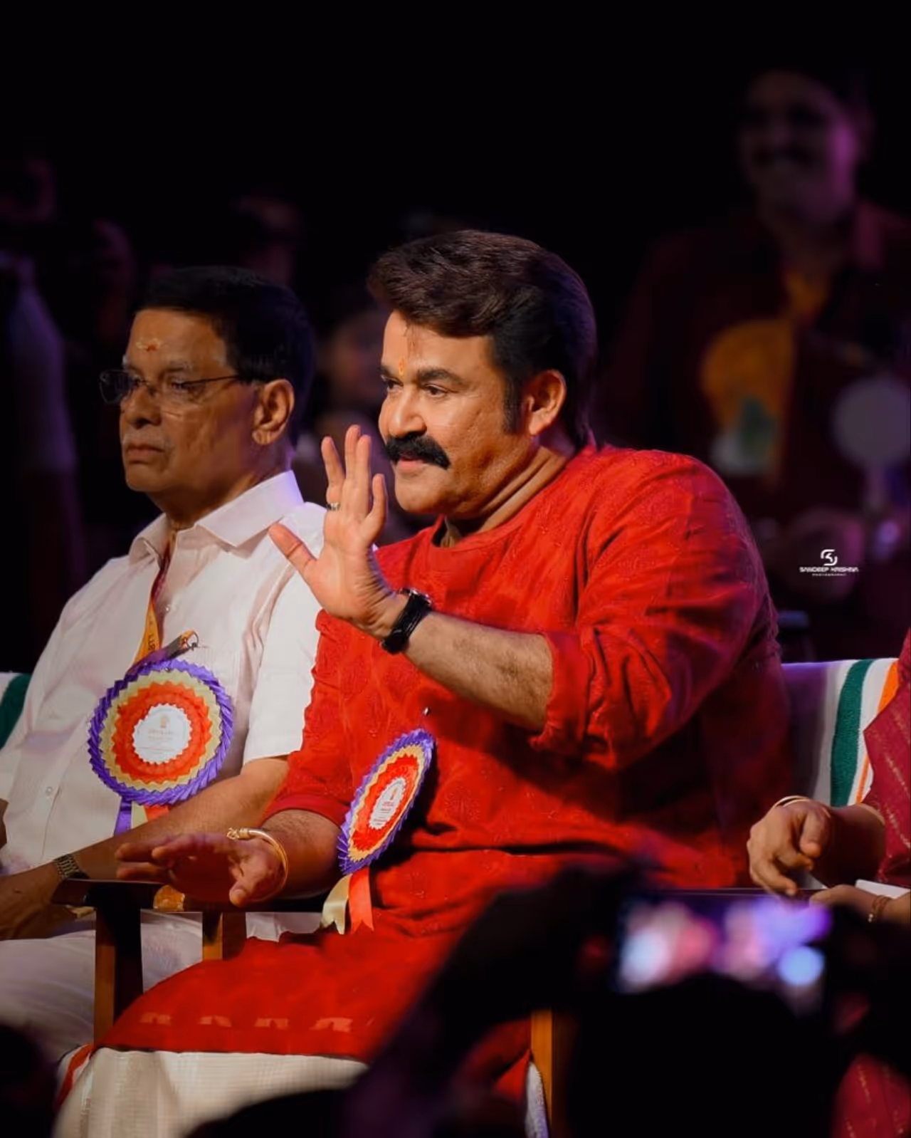 ചുവന്ന കുർത്തയും കസവുമുണ്ടും ചുവന്ന കുർത്തയും കസവുമുണ്ടും