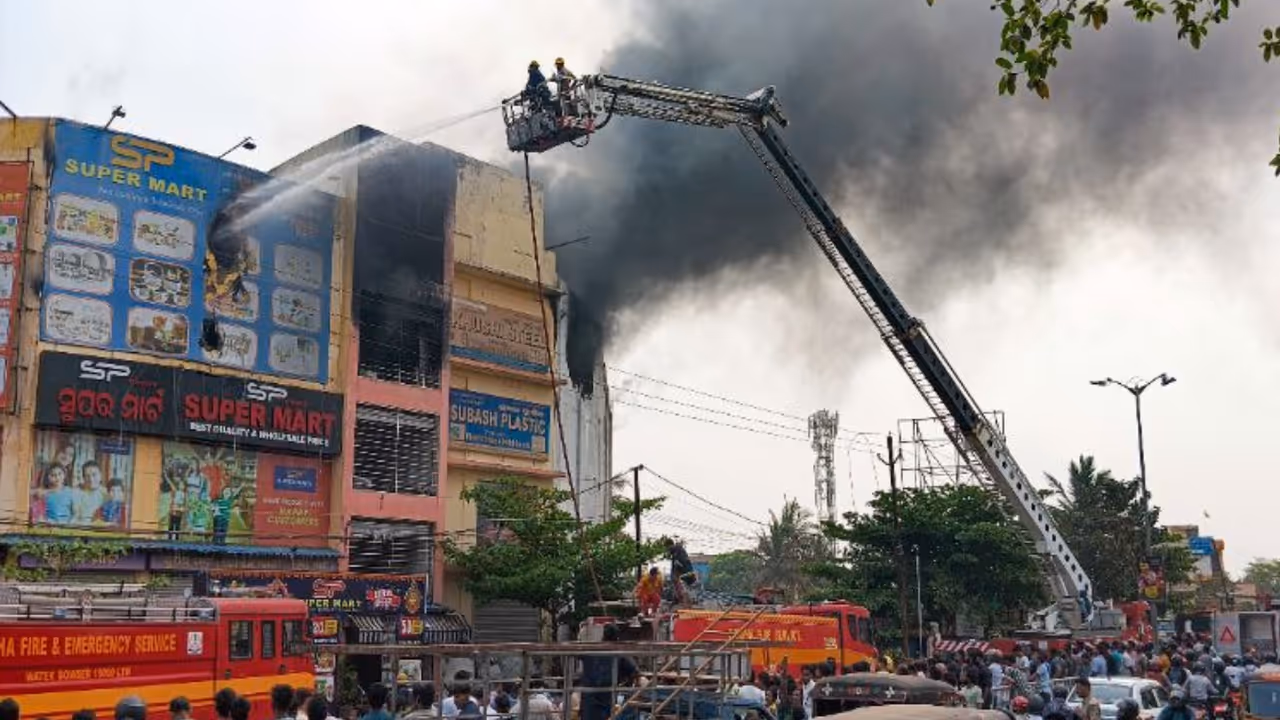 भुवनेश्वर के लिंगिपुर सुपरमार्केट में भीषण आग, कई घंटे बाद भी धधकती रही इमारत भुवनेश्वर के लिंगिपुर सुपरमार्केट में भीषण आग, कई घंटे बाद भी धधकती रही इमारत