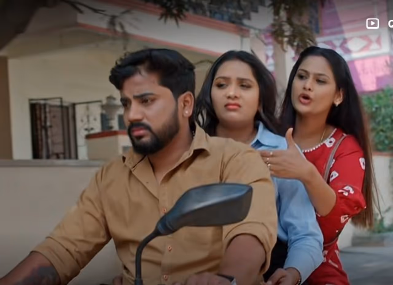 నారీ నారీ మధ్యలో రవి... నారీ నారీ మధ్యలో రవి...