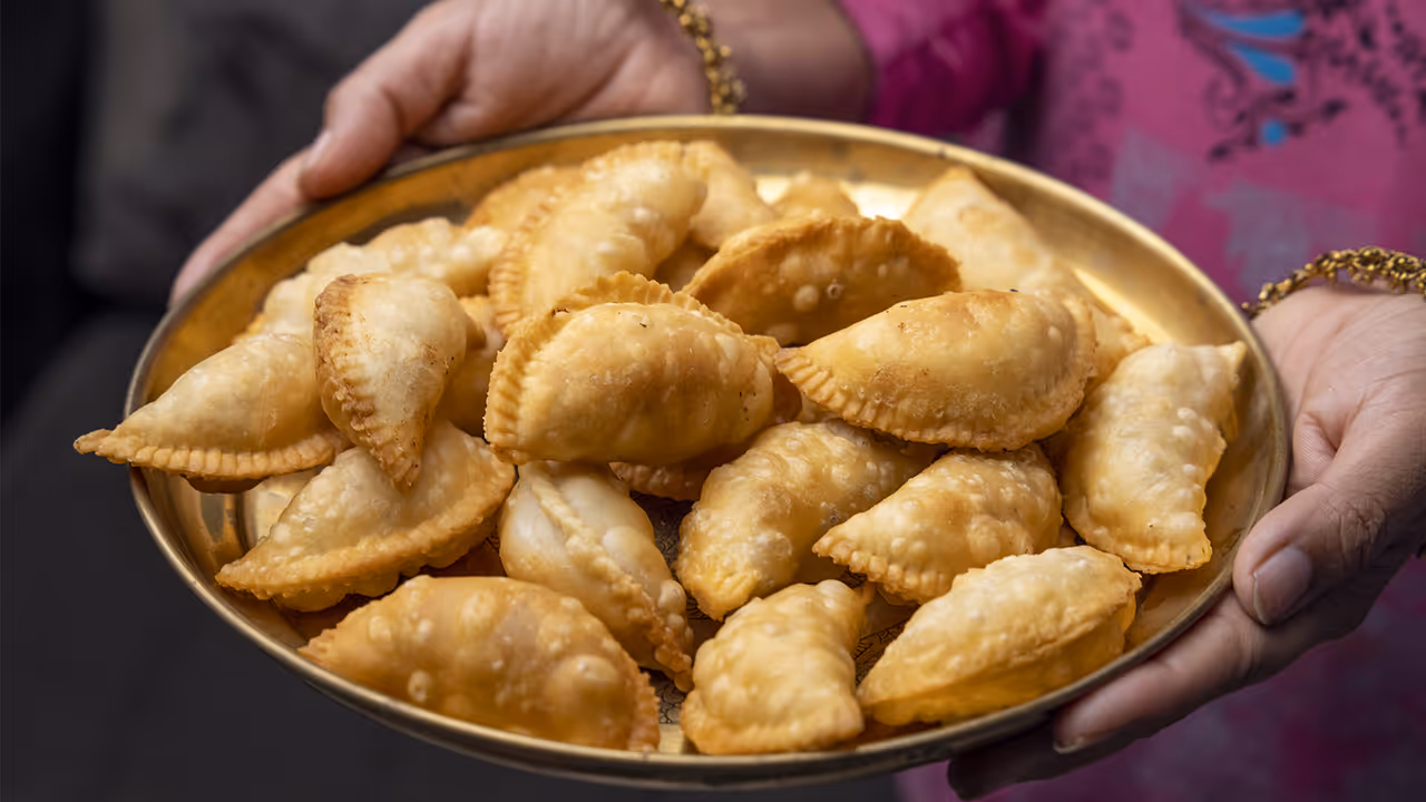 गुजिया के बिना अधूरी है होली की मिठास गुजिया के बिना अधूरी है होली की मिठास