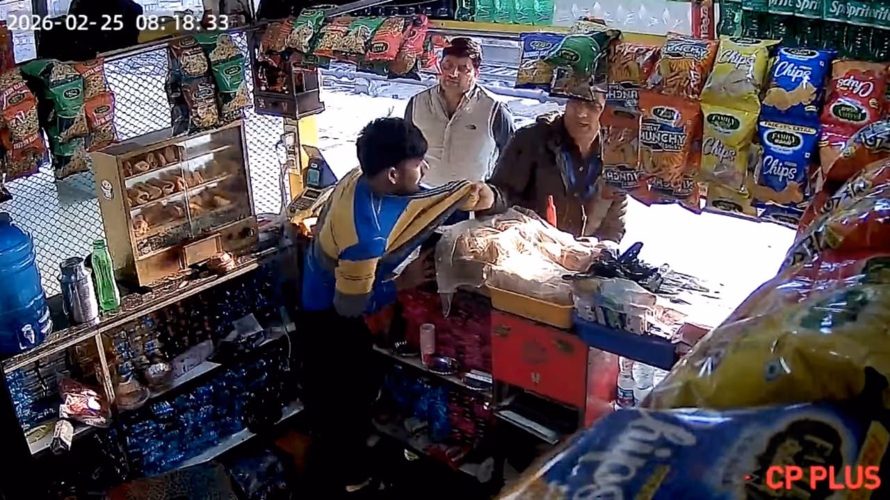 एक कप चाय बना वजह, प्लेटफॉर्म पर वर्दीधारी ने वेंडर को पीटा एक कप चाय बना वजह, प्लेटफॉर्म पर वर्दीधारी ने वेंडर को पीटा